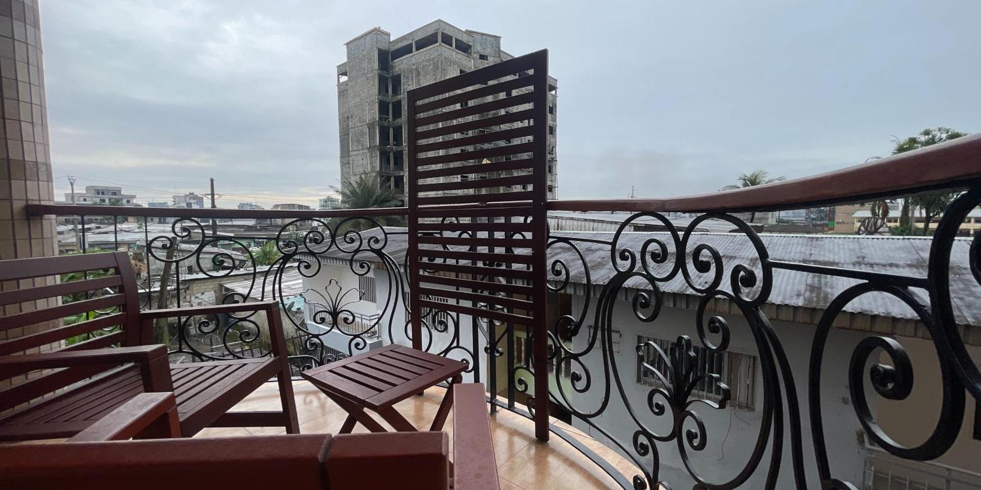 Hotel Particular Destiny Suites Douala Exterior photo